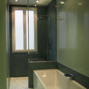 Architecture d'intérieur : aménagement d'une petite salle de bain. Découvrez tous nos projets en architecture d'intérieure et contactez nous pour vos projets d'aménagement ou de rénovation.